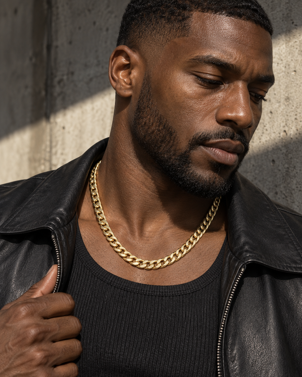 Man wearing the Icon Cuban Chain in Gold, close-up