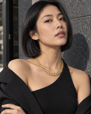 Woman wearing the Icon Cuban Chain in Gold, close-up
